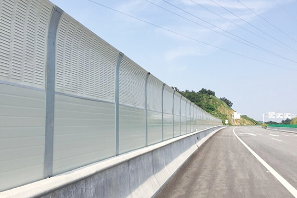 龙马潭高架桥声屏障：降低交通噪声，提升城市生活品质